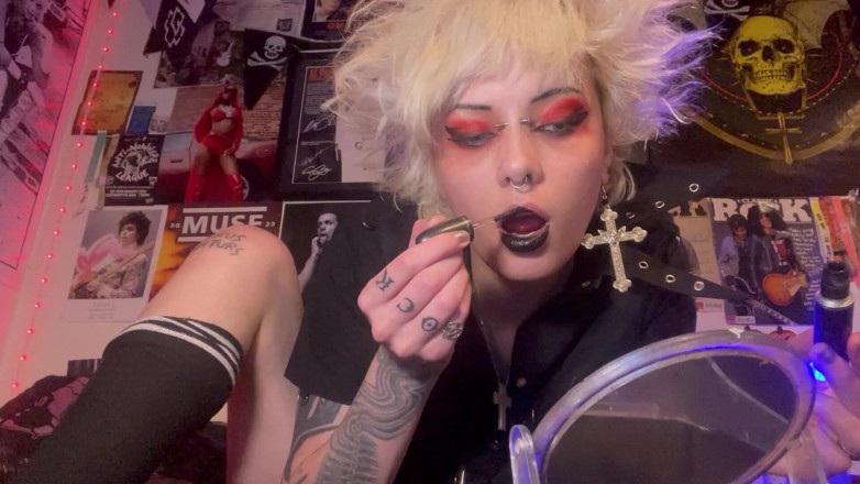 Glitterqueen1999: La tua sorellastra gotica glitterqueen1999 ti dà istruzioni per sborrare...