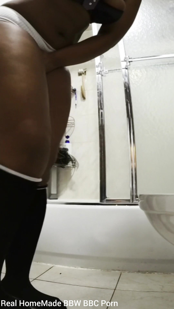 Super sexy ebony cuties: Tremură ținându-mi pișatul cât pot să mă piș pe podea