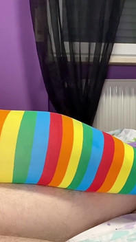Istri dengan kaus kaki seksi dan ngocok kontol enak