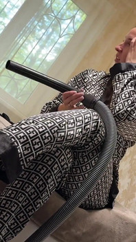 Miele bú đồ lót bẩn thỉu