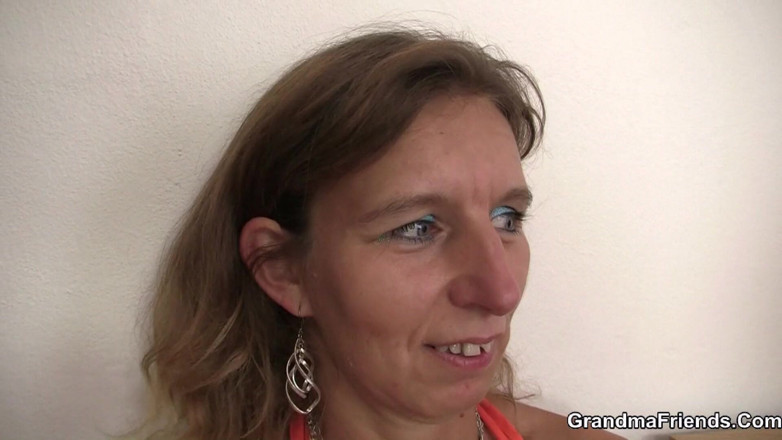 Grandma Friends: Dampfiger dreier in einem hotelzimmer