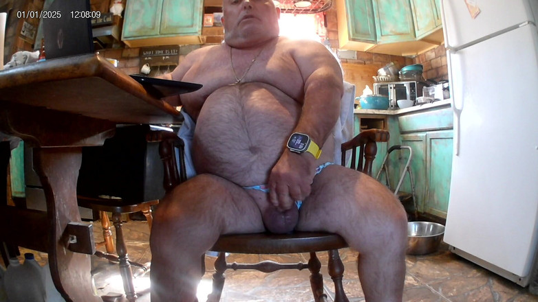 Mark Fletcher: Mark Fletcher, vestindo calcinha de seda assistindo pornô e comendo...