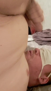 Ssę się, sprawiam, że spuszczam się na twarz i zjadam swoją spermę