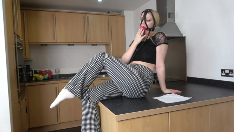 Latina Fetish: Lil Missy UK lijdt en kwijlt in een supertight arched...
