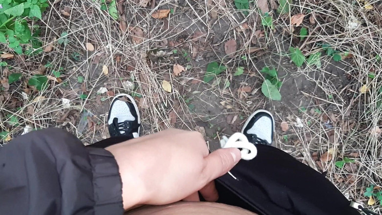 Lesbian-candys: 森での危険なレズオナニー