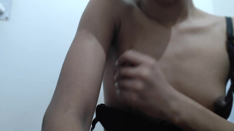 desigirl93: Gadis mungil ini lagi asik masturbasi memeknya yang aduhai