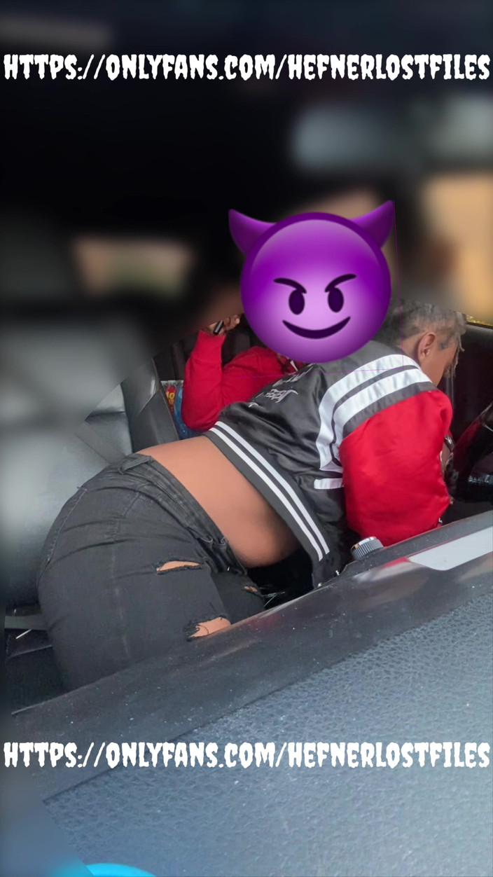 PlayboyHef: Büyük dudaklı büyük memeler arabada yarak emiyor