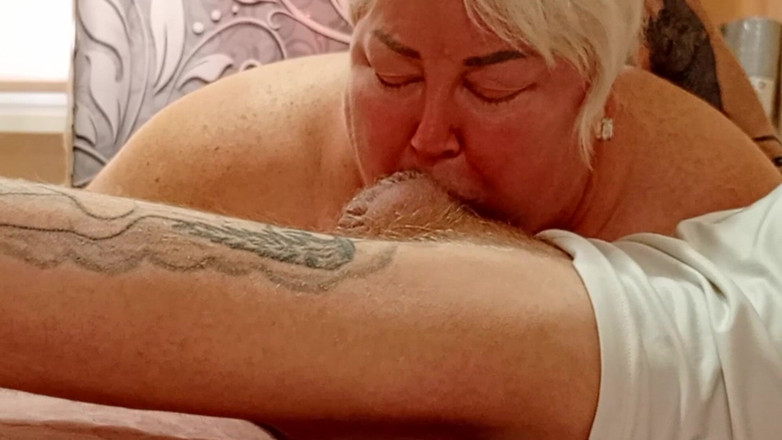 Zona901: Cette belle-mère adore sucer des bites pendant longtemps et avaler...