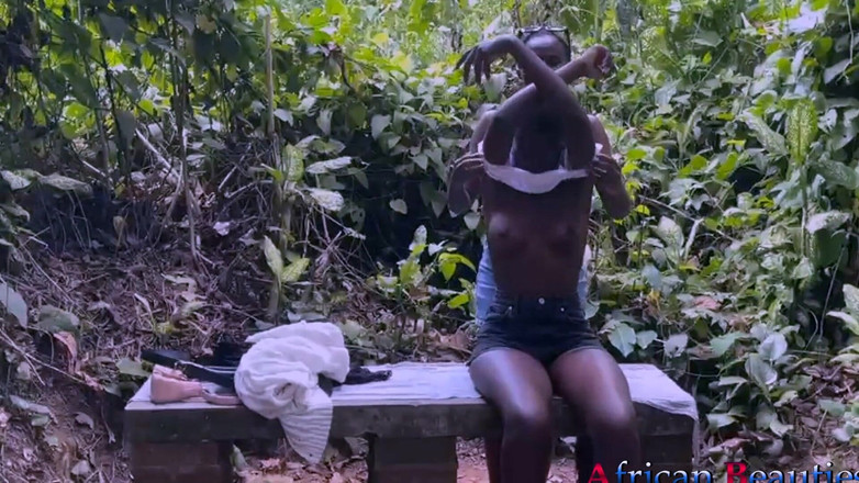 African Beauties: Dua lesbian comel berkongkek dildo di taman awam