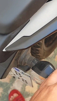 Papà scopata veloce in moto.