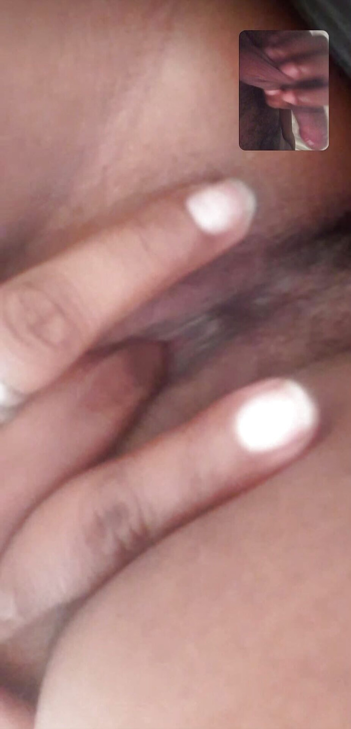 Arlen hub: Ibu tiriku lagi asik masturbasi anal dan memeknya pakai video...