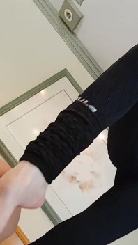 打脚女孩的极端羞辱 - 与甜美的专业女孩一起学习