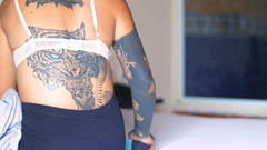 Ellie pink: Миниатюрная татуированная сексуальная сводная сестра скачет на моем хуе, когда родители отдыхают