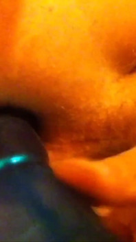 Těsný Twink stříkání a hraní