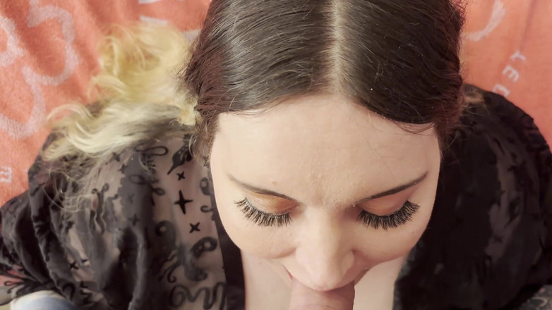 MissFFW: Smerige hoer neemt haar grootste cumshot ooit in de mond