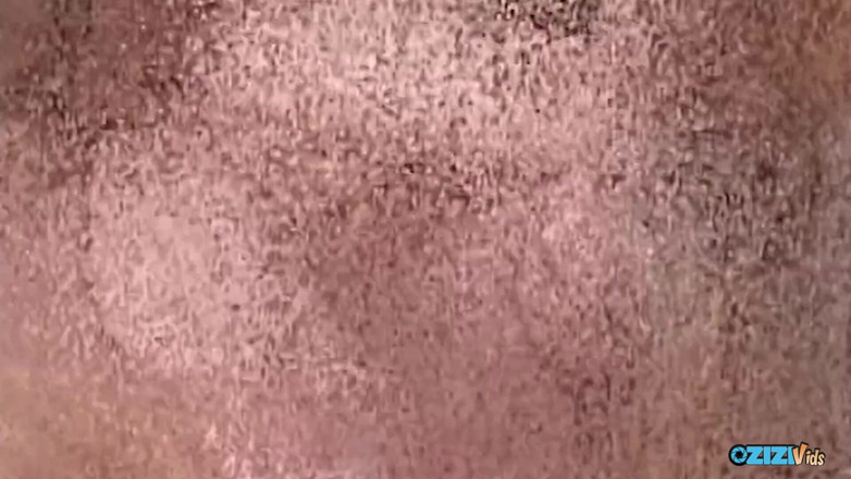 Zizi Vids: Ha sculacciato il suo punto di gioia anale con un...