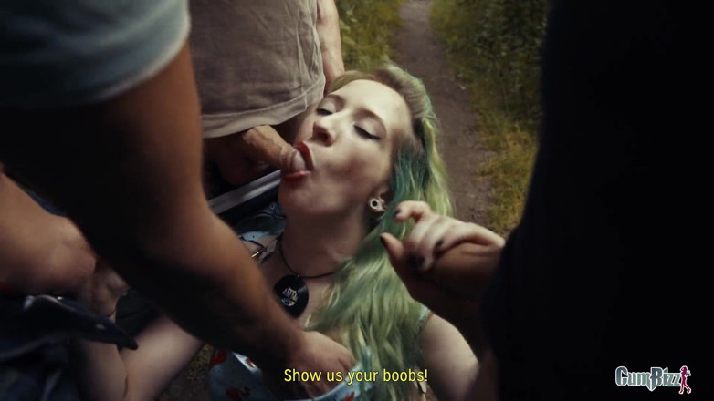 Cumbizz: Une étudiante coquine se promène dans les bois notoirement remplis de...