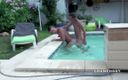 Crunch Boy: 在游泳池里被他的朋友操