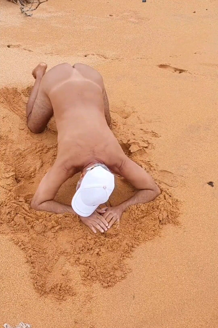 Ladysilvas: Ladysilva desnuda en la playa mostrando su culo bronceado con...