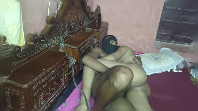 Nehatop123: サルワールスーツを着たインド人バービの熱いおっぱいが吸われて赤くなった