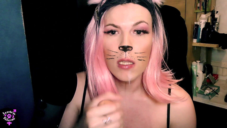 Jessica Bloom: Práctica de mamada sissy puta como gata Jessica Bloom (054)