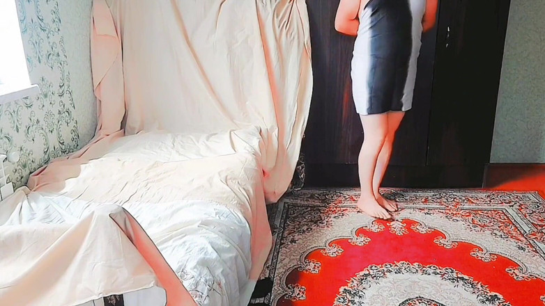 Kitty_Cross: Awek transeksual comel melaraskan strap-on coli dengan main-main