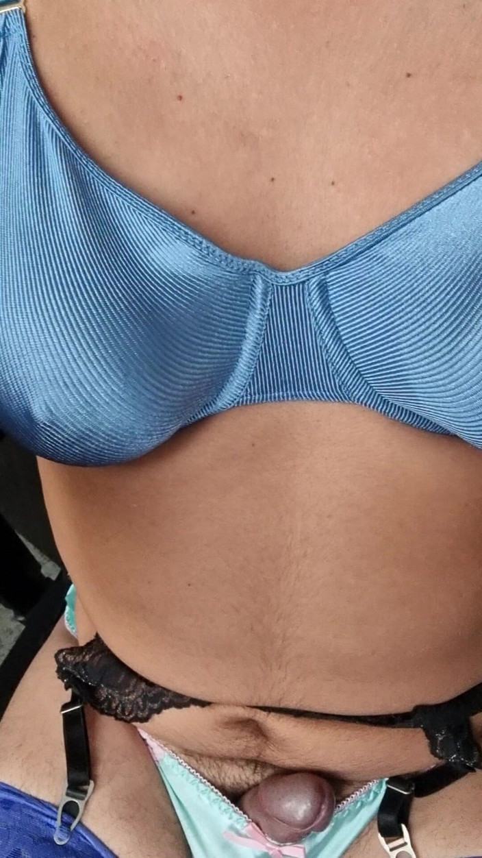 My panties: Segretaria sexy che mostra la sua lingerie mentre lavora al...