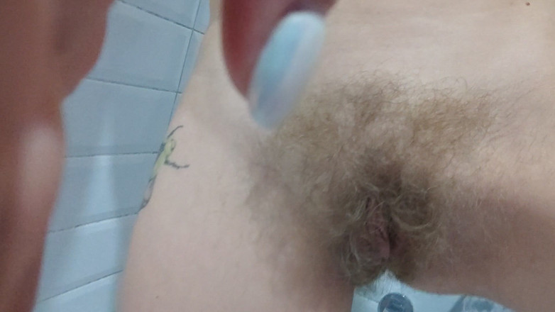 Risky Hairy Couple: Писсинг в ванной и соблазнение сиськами