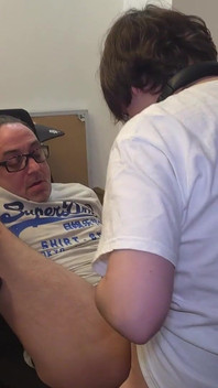 Üvey babasının kıçını kırmak için Fortnite'ı bırakıyor!