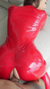 Hardcore-sex, roter latex-overall!
