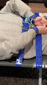 Twink připoutaná obličejem dolů a hrátky se zadkem a znějící