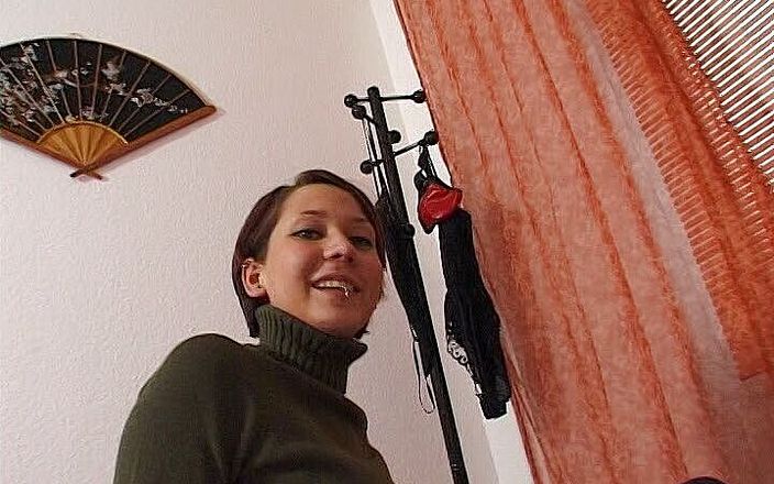 German Classic Porn videos: Une adolescente aux beaux seins dans son premier casting