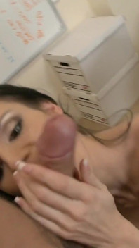 巨乳の美しさは机の上で彼女の穴を伸ばします