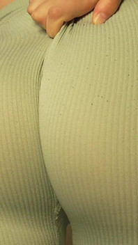 Une belle-mère indienne enceinte se fait baiser dans un legging bleu et se masturbe puis joue avec sa culotte et ses gros nichons