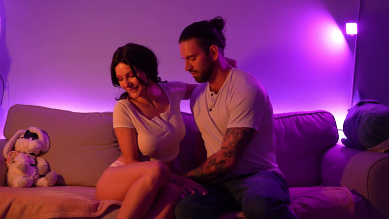 Alexa Poshspicy: Une fille coquine demande à s’étirer le cul avec un énorme gode