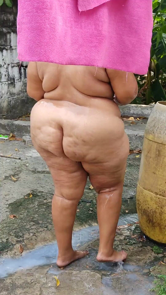 Gordita Culo Rico: My Stepson Spies on Me While I Bathe in the...