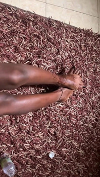 Bagian pijat kaki cewek hot kulit hitam