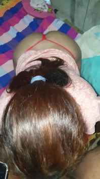Isteri jalang meludah pada batang besar suami di lutut dan deepthroat