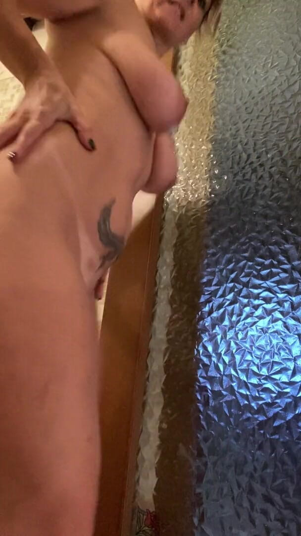 My Wife Luna: Luna fica excitada tocando seus belos peitões