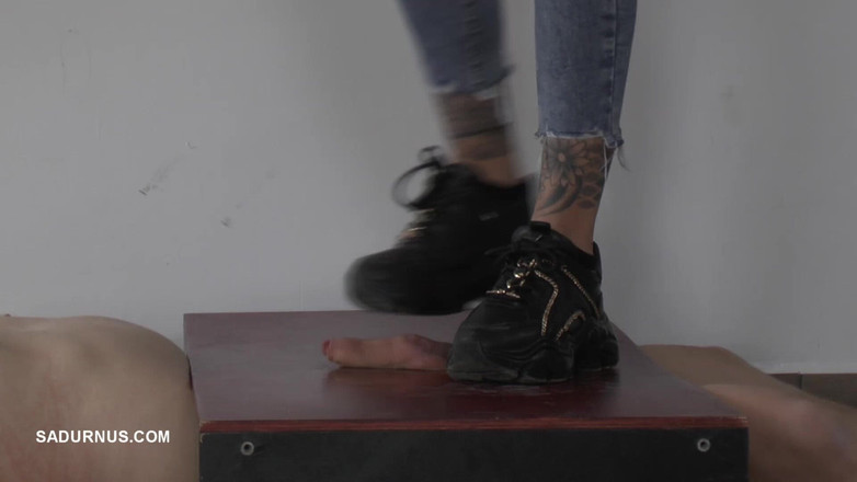 Sadurnus: Meesteres Cleo happy finishing crush!