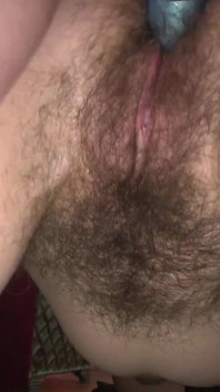 Lesbiene păroase cu vibrator legat și degete umede suculente
