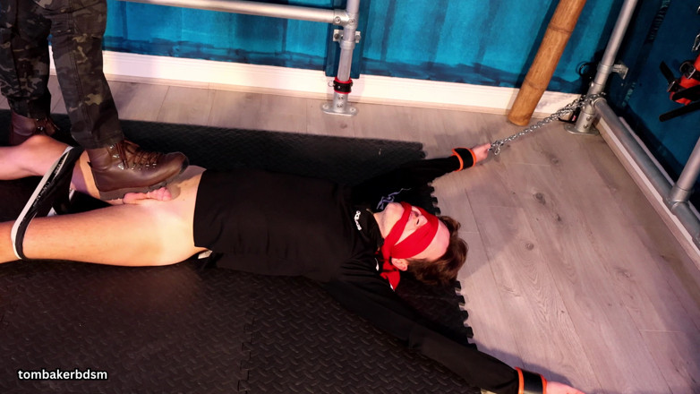 TomBakerBDSM: มัดอีเกิ้ลและถูกครอบงําด้วยรองเท้าบูท