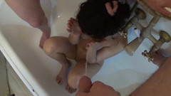 Dolls Cult: Skupinová piss play, zlatá sprcha a piss polykání
