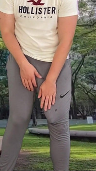 Éjaculation en plein air dans un pantalon de survêtement gris