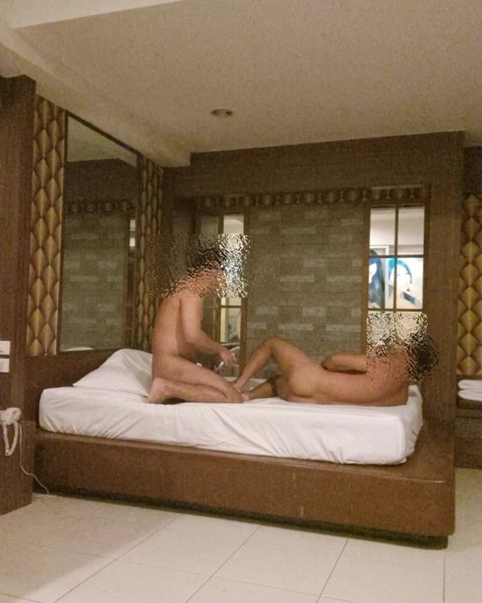 Cum: lagabhag pakra jab uski patni ne uske mobail phon par...