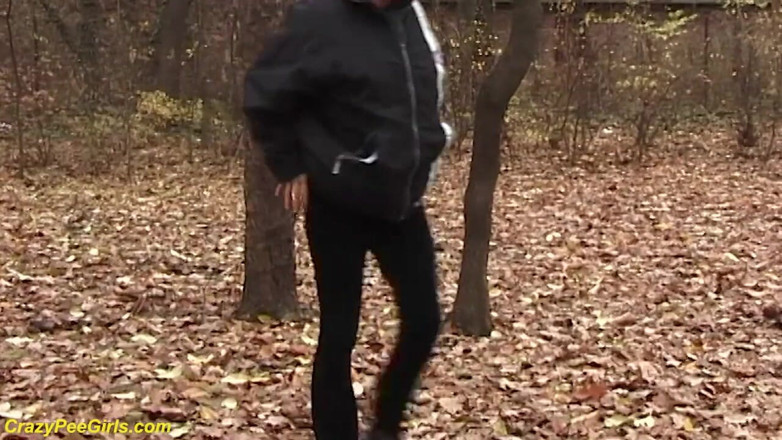 Crazy pee girls: Gagică tânără care se pișă în parc
