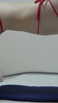 Stringi w stringach, prowokacyjne ćwiczenia dziewczyny w bikini, bikini wbija się w jej pośladki i odsłania owłosienie łonowe w mieszkaniu japońskiej dziewczyny.