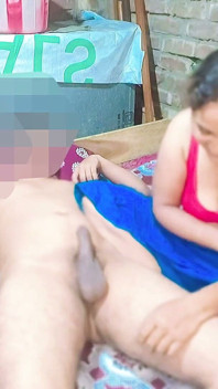 เขาสอดควยเข้าไปในหีน้องสาวของเขาอย่างดีและเจ็บขณะที่เขาเย็ดเธอ