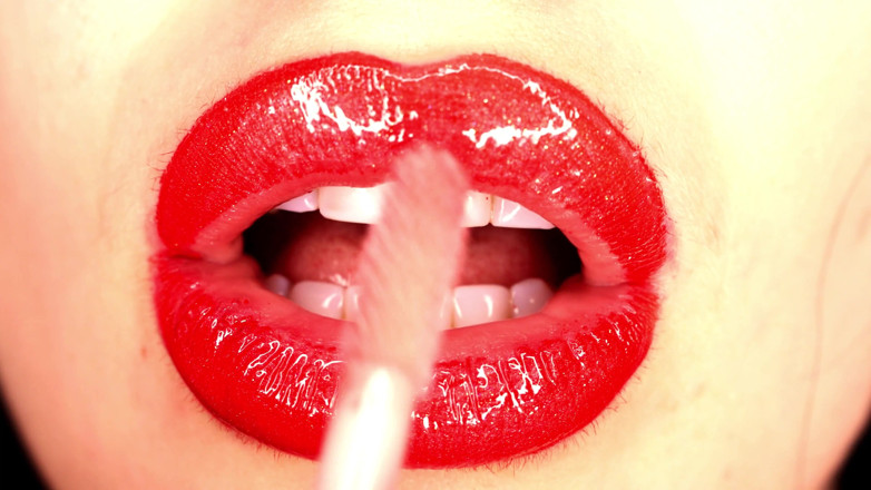 Goddess Misha Goldy: 4K menerapkan gloss bibir &amp; fetish meludah
