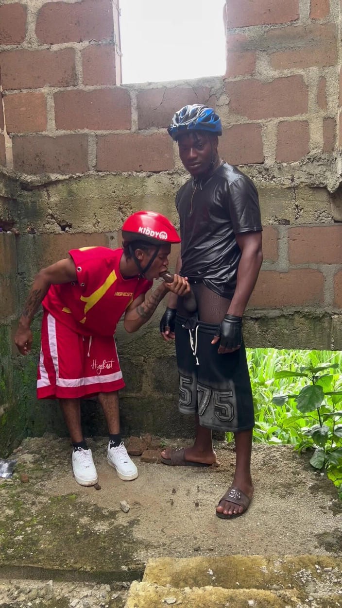 Baddestboyxxx: 和我的继兄弟骑自行车走错了
